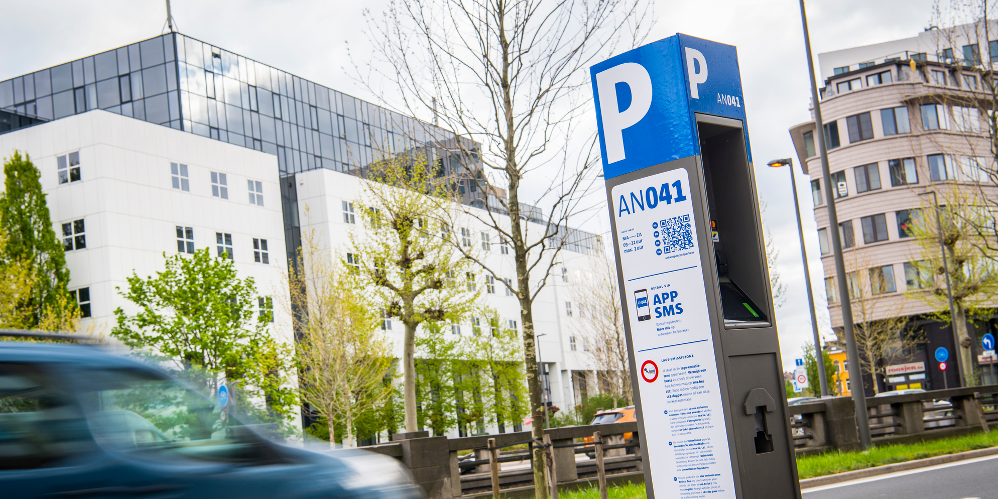 Parkeerautomaat langs de kant van de weg Parkeerautomaat langs de kant van de weg